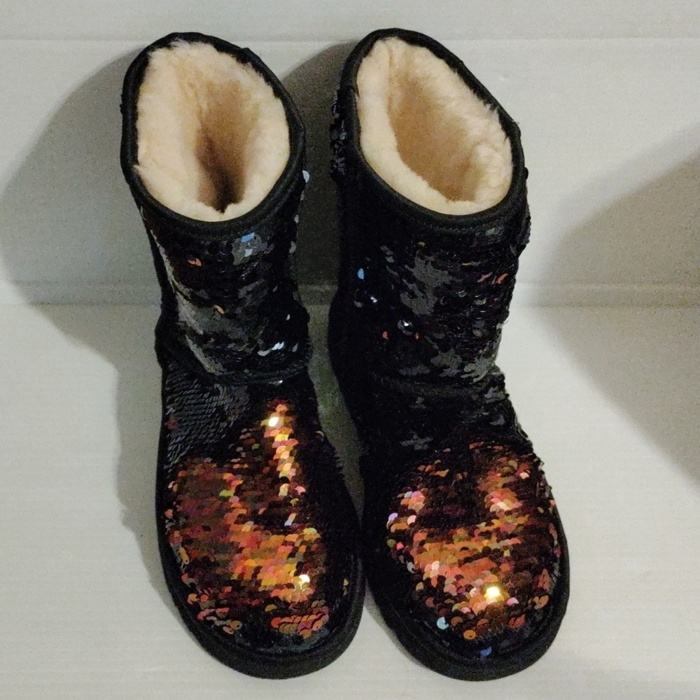 New UGG Women’s Classic Short Sequin Black Boots Sise 6 - Picture 3 of 9